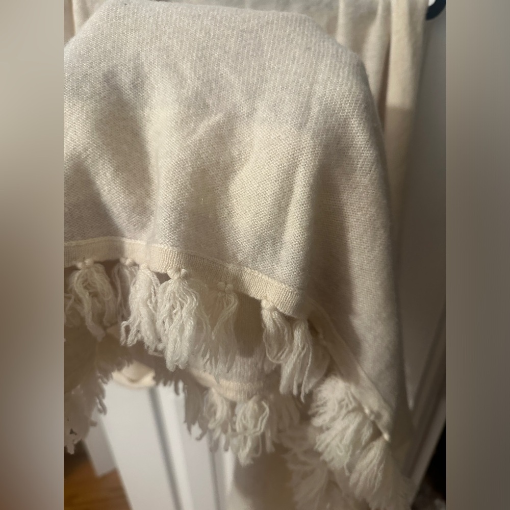 GUC Lilly Pulitzer 100% cashmere scarf wrap in gray/cream one size - Picture 3 of 6